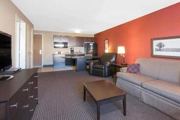 هتل Hawthorn Suites By Wyndham Williston