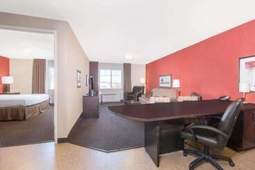 هتل Hawthorn Suites By Wyndham Williston