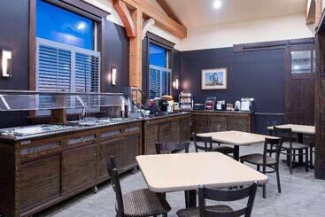 هتل Hawthorn Suites By Wyndham Williston
