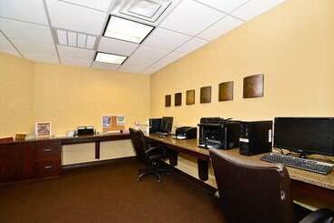 هتل Hawthorn Suites By Wyndham Williston