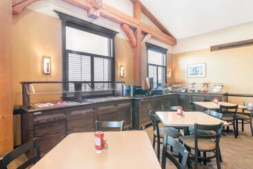 هتل Hawthorn Suites By Wyndham Williston