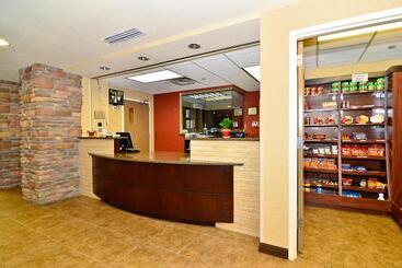 هتل Hawthorn Suites By Wyndham Williston