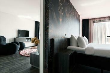 Mainport Hotel Rotterdam, A Hilton Affiliate