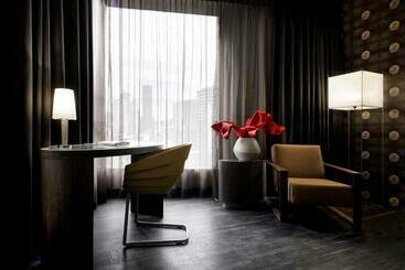 Mainport Hotel Rotterdam, A Hilton Affiliate