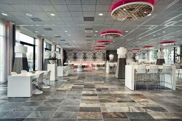 Mainport Hotel Rotterdam, A Hilton Affiliate