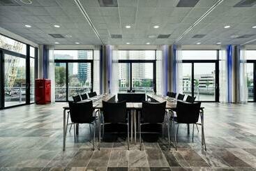 Mainport Hotel Rotterdam, A Hilton Affiliate