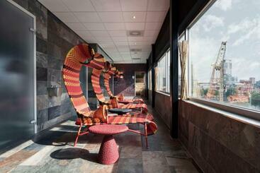 Mainport Hotel Rotterdam, A Hilton Affiliate