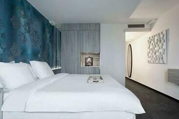 Mainport Hotel Rotterdam, A Hilton Affiliate