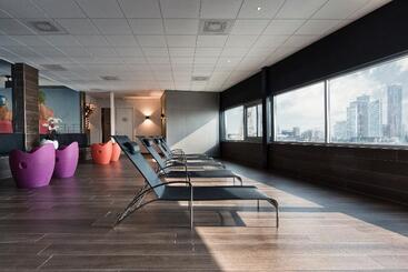 Mainport Hotel Rotterdam, A Hilton Affiliate
