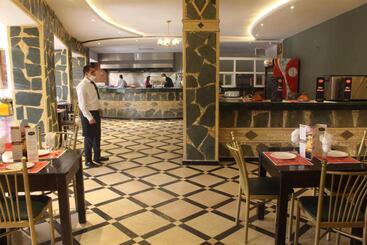 اقامتگاه Nomad Spirit Hotel & Surfcamp