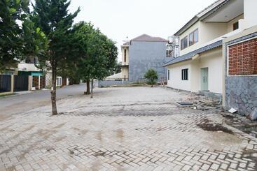 هتل Reddoorz Plus @ Panorama Villas Batu
