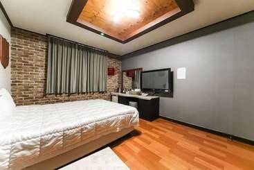 מוטל Andong Okdong Equus