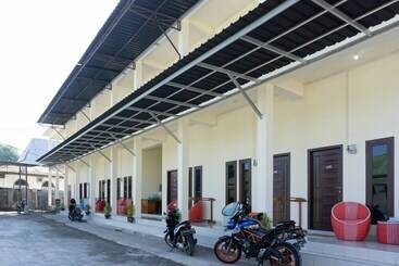 هتل Reddoorz Syariah Near Sultan Muhammad Kaharuddin Airport