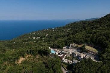 هتل 12 Months Resort & Spa
