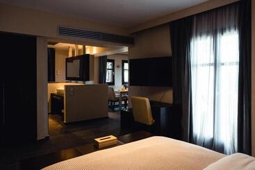 هتل 12 Months Resort & Spa