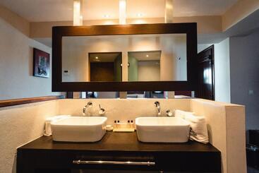 هتل 12 Months Resort & Spa