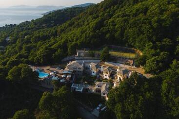 هتل 12 Months Resort & Spa