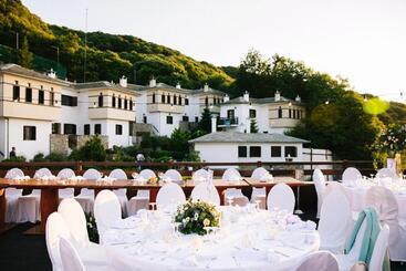 هتل 12 Months Resort & Spa