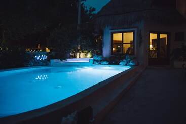 هتل Casa Iguana Holbox   Beachfront