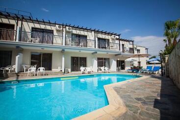 هتل Crystallo Apartments