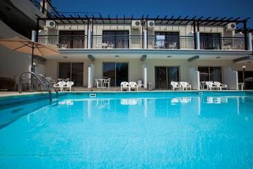 هتل Crystallo Apartments