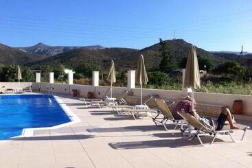 هتل Hiona Holiday