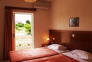 هتل Hiona Holiday