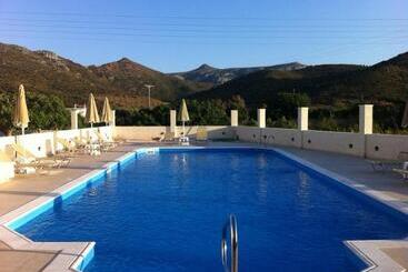 هتل Hiona Holiday