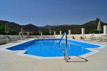 هتل Hiona Holiday