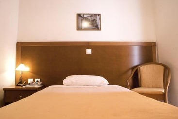هتل Hiona Holiday