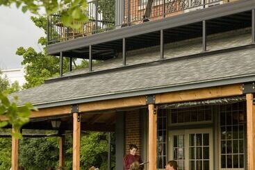هتل Lake Opechee Inn And Spa
