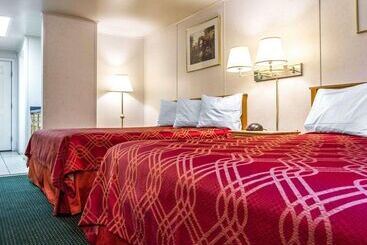 هتل Rodeway Inn & Suites Brunswick Near Hwy 1