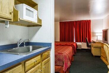 هتل Rodeway Inn & Suites Brunswick Near Hwy 1