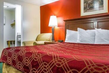 هتل Rodeway Inn & Suites Brunswick Near Hwy 1