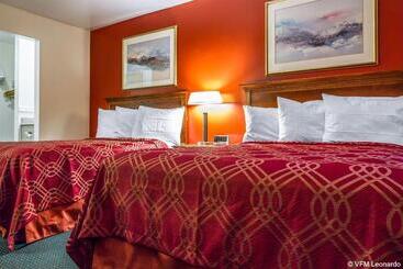 هتل Rodeway Inn & Suites Brunswick Near Hwy 1