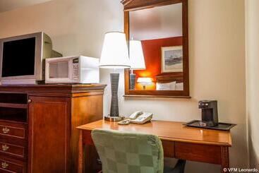 هتل Rodeway Inn & Suites Brunswick Near Hwy 1