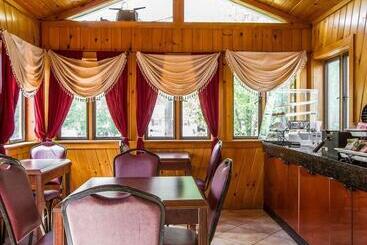 هتل Rodeway Inn & Suites Brunswick Near Hwy 1