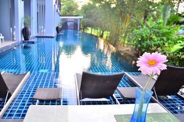 هتل The Par Phuket Sha Plus