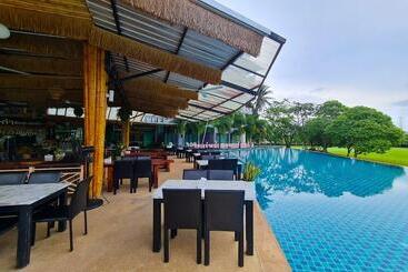 هتل The Par Phuket Sha Plus