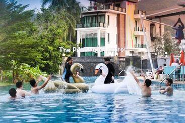 هتل The Par Phuket Sha Plus