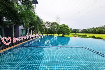 هتل The Par Phuket Sha Plus