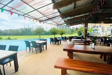 هتل The Par Phuket Sha Plus