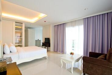 هتل Welcome World Beachfront Resort