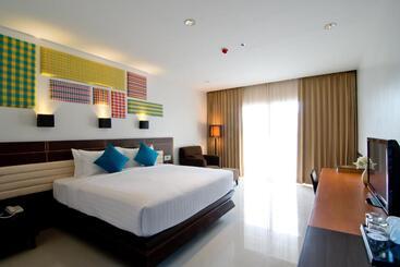 هتل Welcome World Beachfront Resort