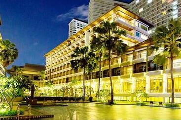 هتل Welcome World Beachfront Resort