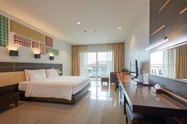 هتل Welcome World Beachfront Resort