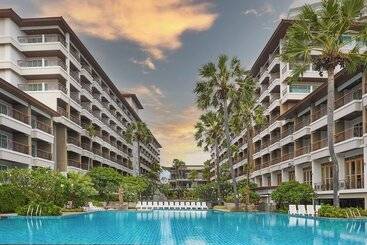 هتل Welcome World Beachfront Resort