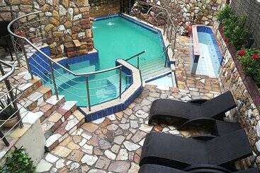 هتل 9 Queens Spa