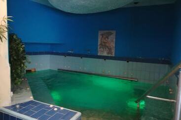 هتل 9 Queens Spa