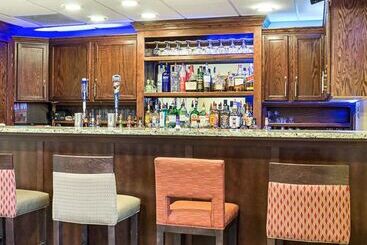هتل Comfort Suites